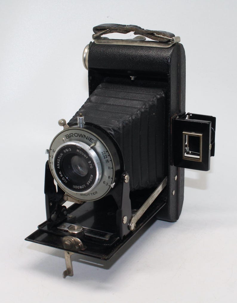 Kodak Six-20 Folding Brownie Camera (1948) – Vintage 620 Film Camera with f/6.3 Anaston Lens & Dakon | AmazPromo