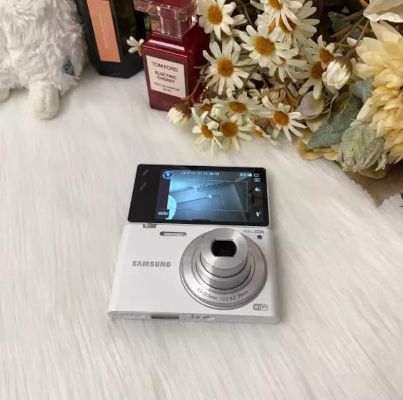 Samsung MV900F Flip Screen Vlogging Camera | 16.3MP WiFi Digital Camera | 5X Zoom | Touchscreen | | AmazPromo