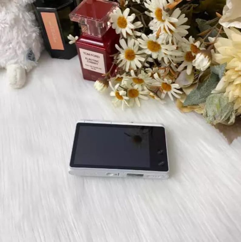 Samsung MV900F Flip Screen Vlogging Camera | 16.3MP WiFi Digital Camera | 5X Zoom | Touchscreen | extra image