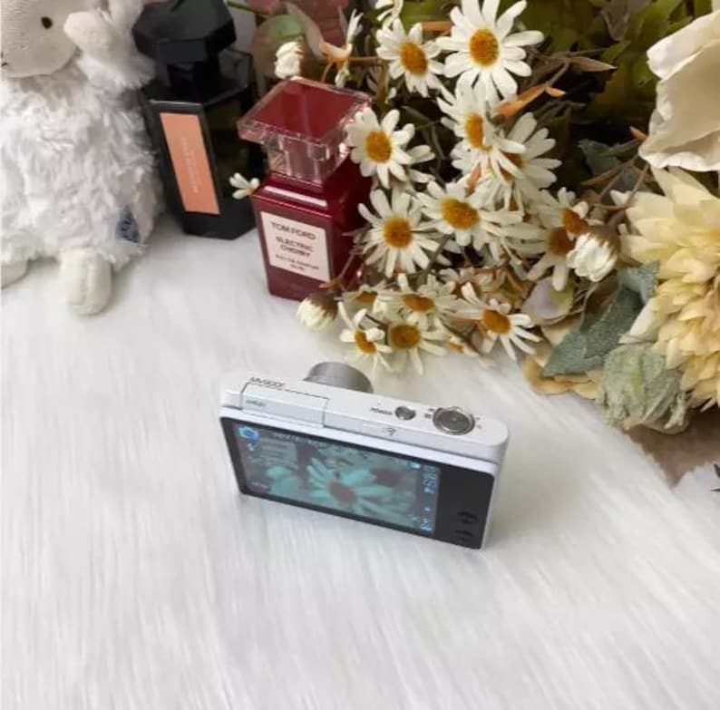 Samsung MV900F Flip Screen Vlogging Camera | 16.3MP WiFi Digital Camera | 5X Zoom | Touchscreen | extra image