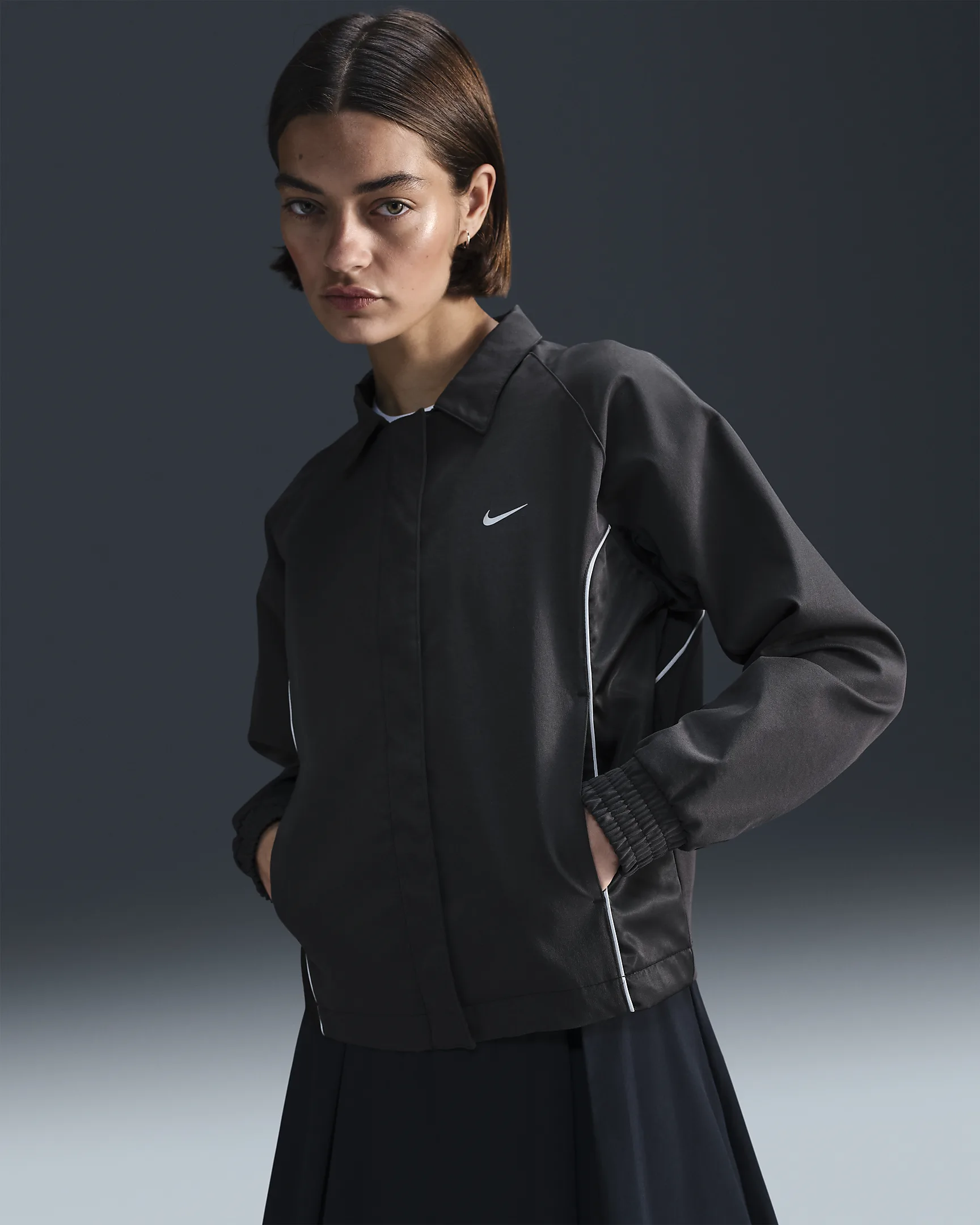 Nike Sportswear Twill Jacket – Water-Repellent with Oversized Fit & Reflective Details | AmazPromo