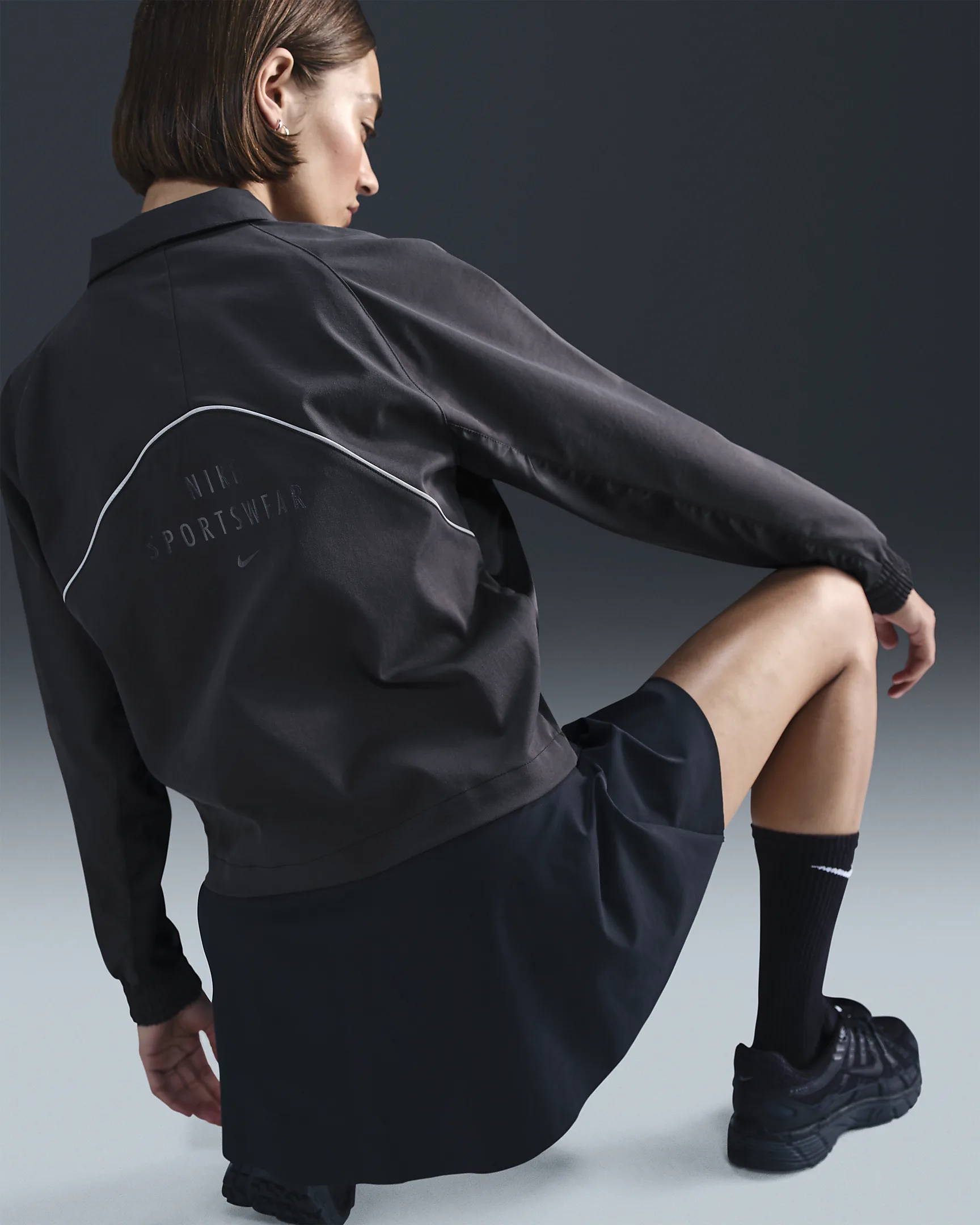 Nike Sportswear Twill Jacket – Water-Repellent with Oversized Fit & Reflective Details | AmazPromo