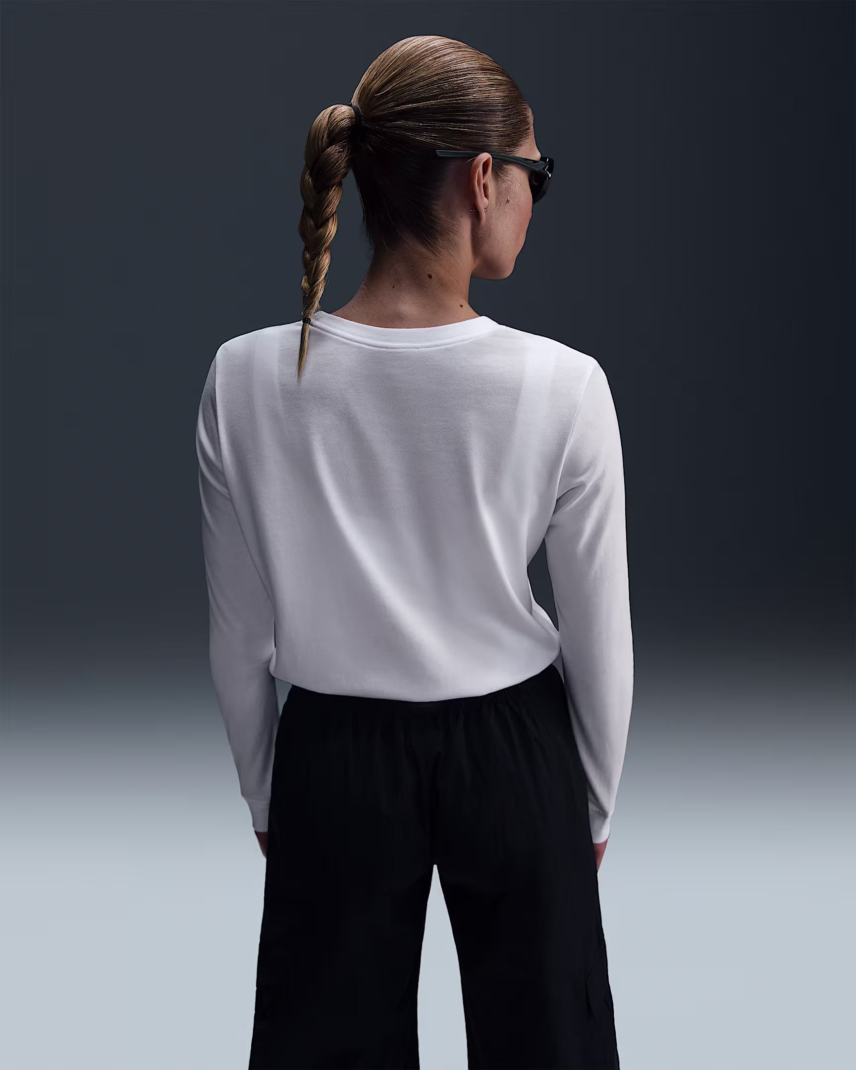 Nike Sportswear Club Women’s Long-Sleeve T-Shirt – Soft Cotton Everyday Layer with Iconic Swoosh Det extra image